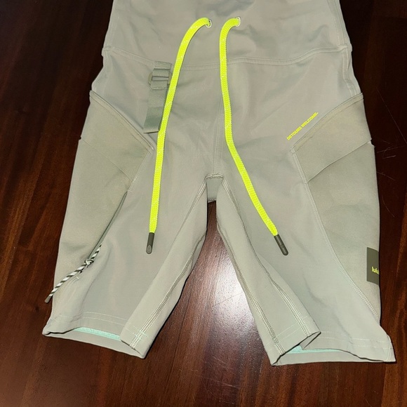 LULULEMON Cargo Super-High-Rise Hiking Short 8" - Picture 12 of 13